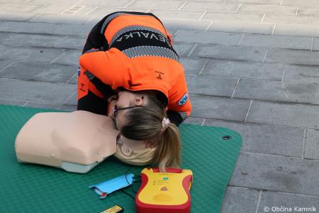 Predstavitev postopkov oživljanja in uporabe defibrilatorja na Glavnem trgu v Kamniku (15)